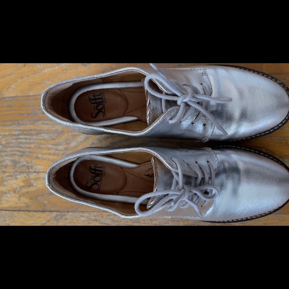 A fashionable oxford set on a chic sawtooth wedge. - Picture 3 of 6